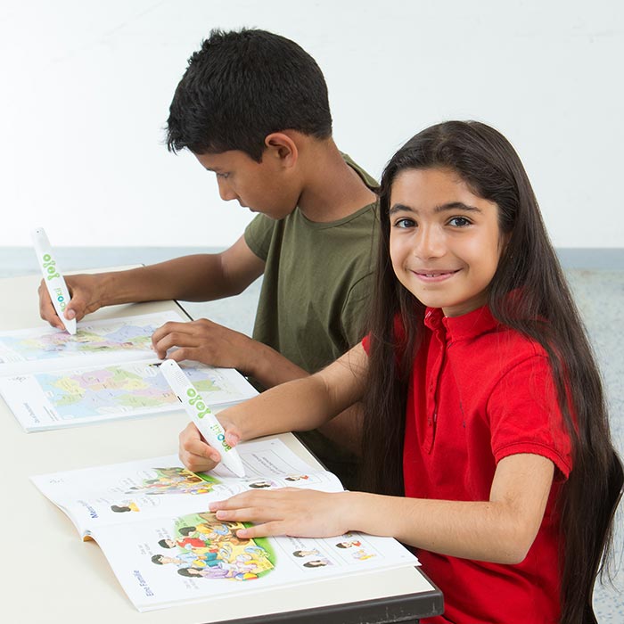 Einfach so! Hör-Lese-Buch mit BOOKii-Funktion Zwei Kinder sitzen am Tisch und lernen mit Einfach so! und dem BOOKii Hörstift