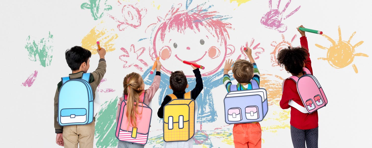 Kinder mit Schultaschen auf dem Rücken malen ein lustiges Bild an die Wand