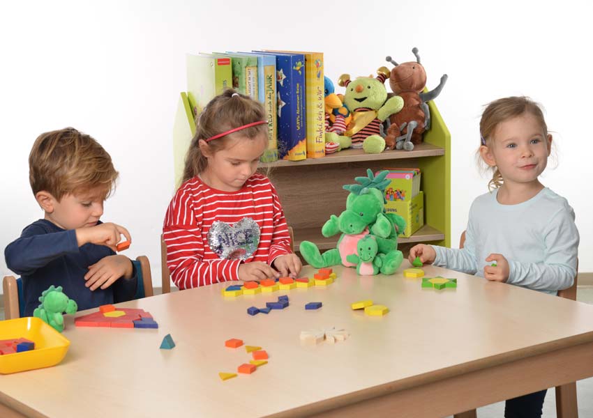 Kinder mit Baukloetzen und Handpuppe Baldur lernen Mathematik kennen