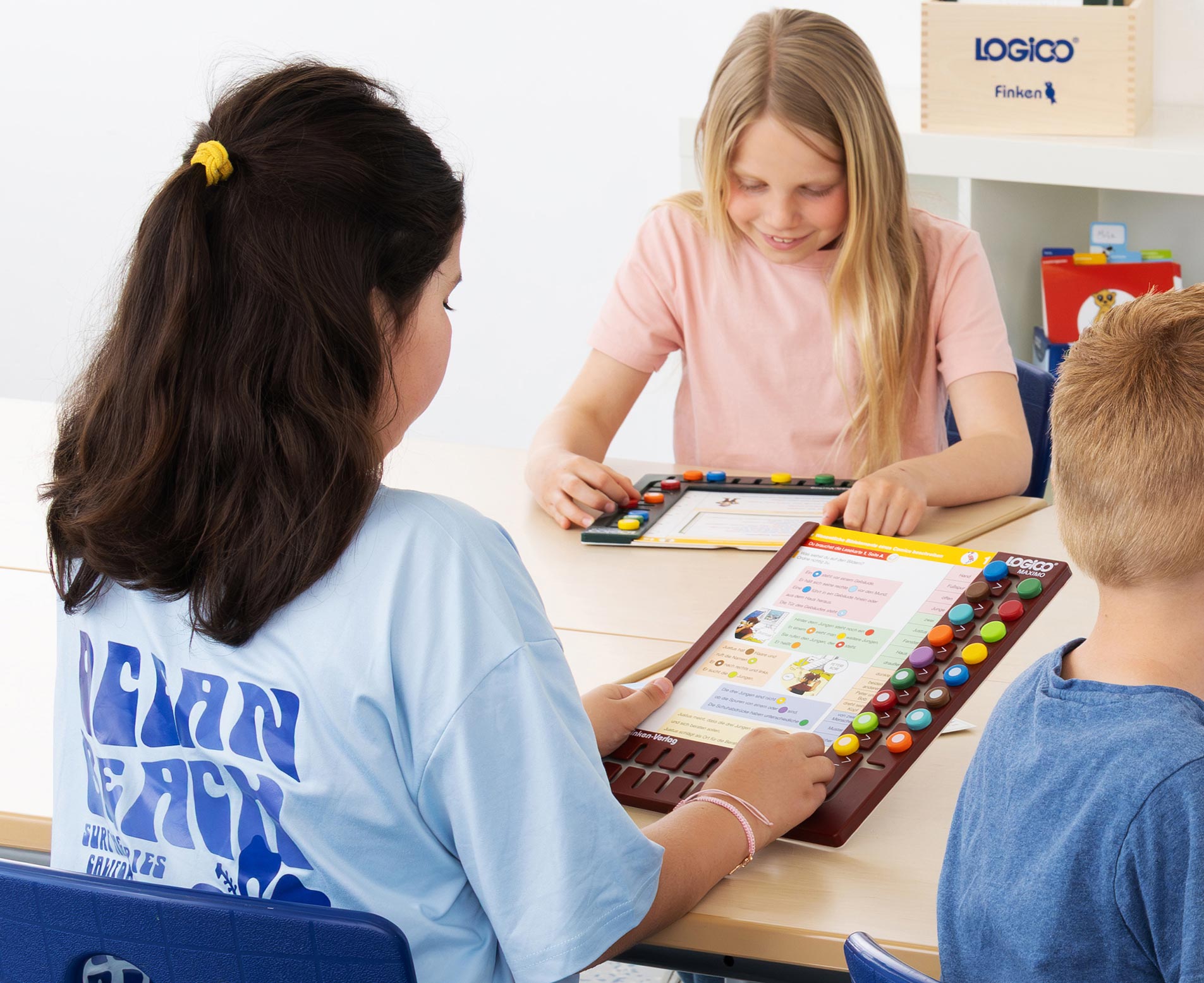 Brettspiel, Tablet, bunte Pins, Kinder, Bildung,