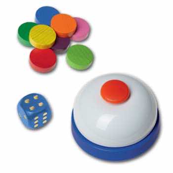 Weißer Buzzer mit rotem Knopf, blauer Würfel und mehrere bunte Spielsteine aus Holz | Bestandteile der Spielesammlung Komm zu Wort! Das Spiel
