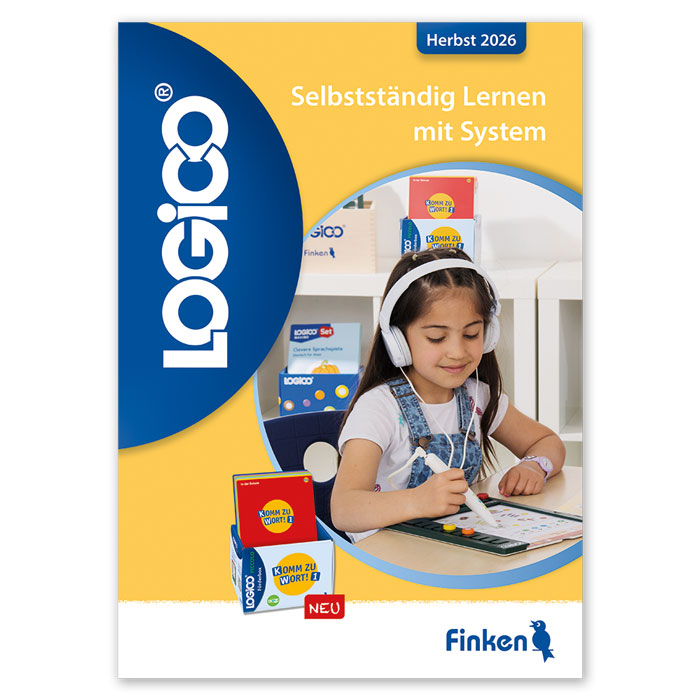 Lernheft, Schule, Karten, Hörmuscheln, Logico, Logo, grüner Hintergrund, Kind, blaues Shirt, Brettspiel, Person, Werbung, Plakat, Gesicht, Text,