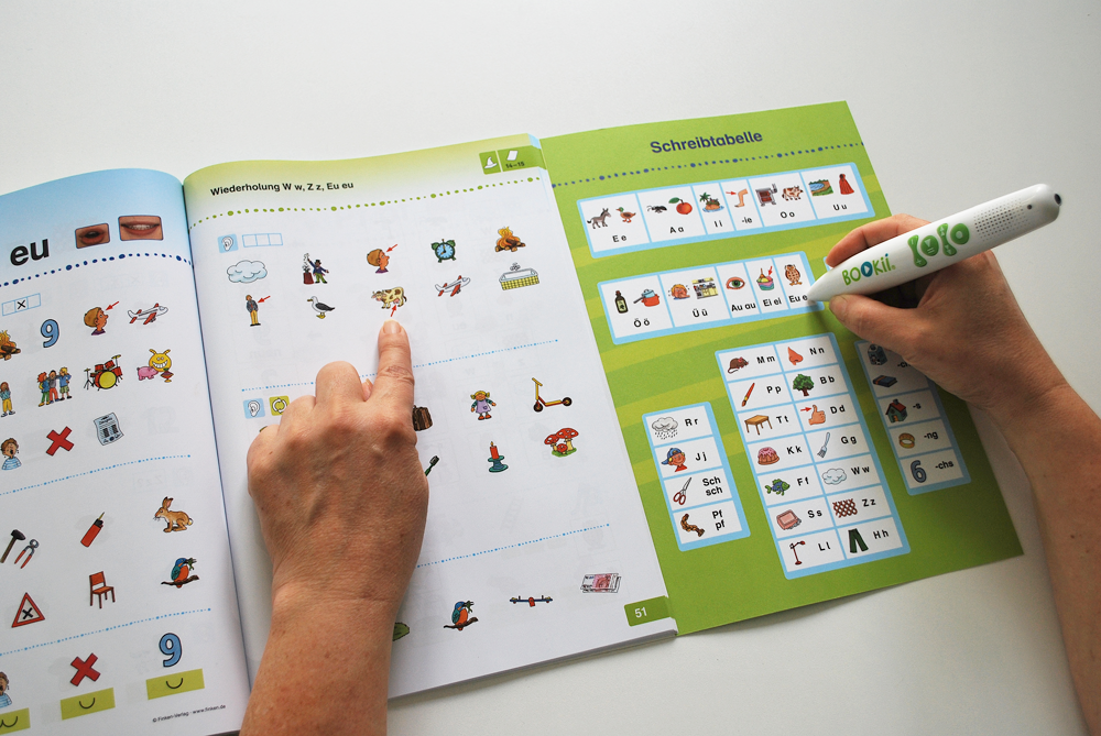 Alphabetisierung individuell | Hoer-Bilder-Buch mit BOOKii-Funktion | Schreibtabelle ausgeklappt mit BOOKii Hoerstift | 3062
